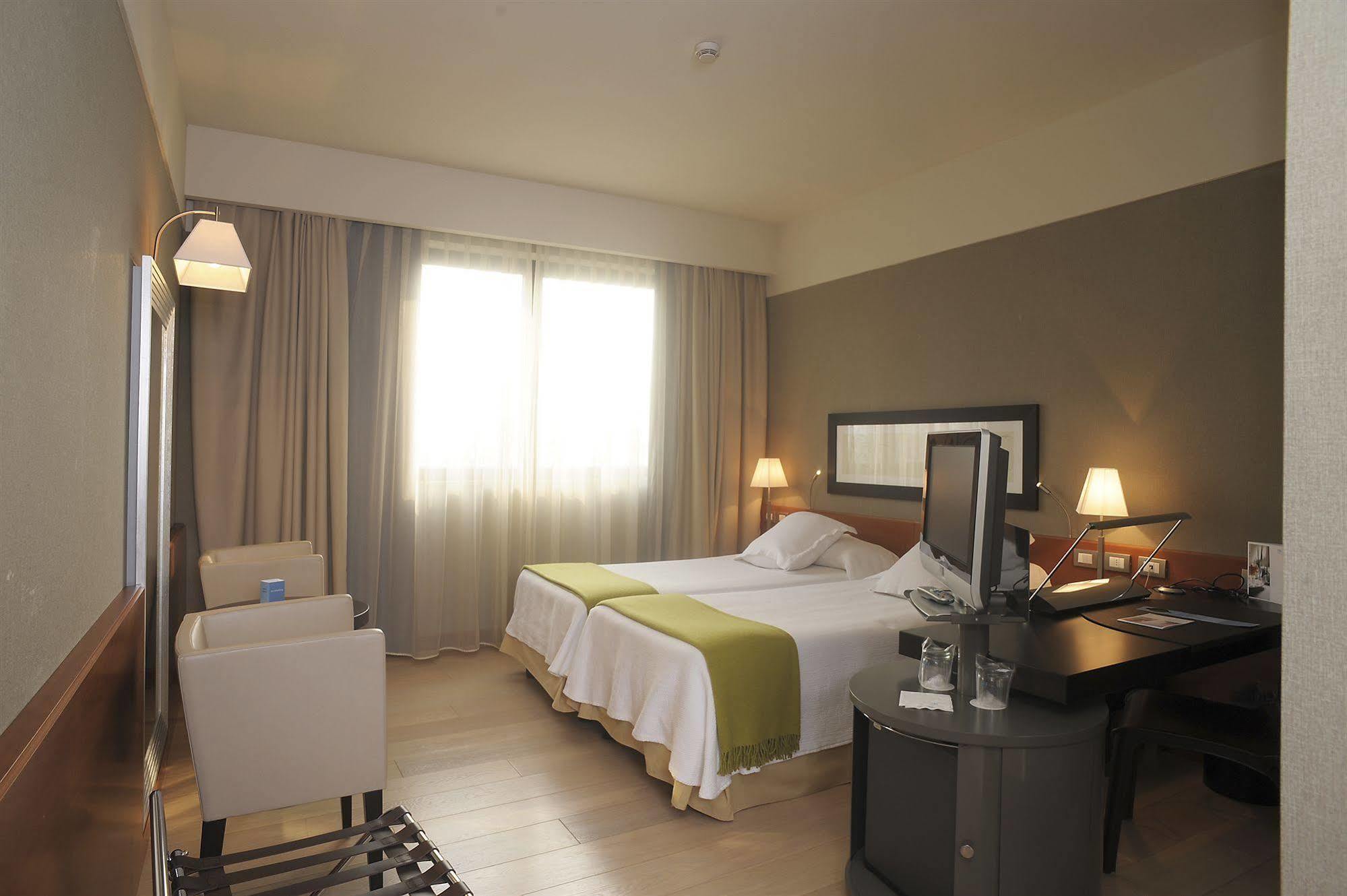 Nh Linate Hotel Пескиера Боромео Екстериор снимка